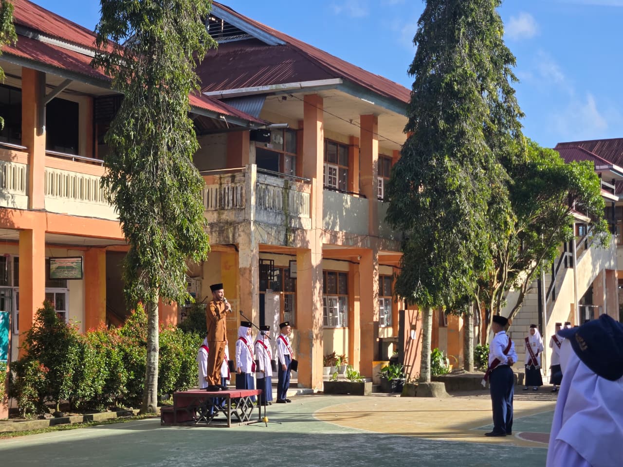Upacara di SMPN 5, Wawako Allex Saputra Tekankan Pentingnya Karakter dan Disiplin Siswa