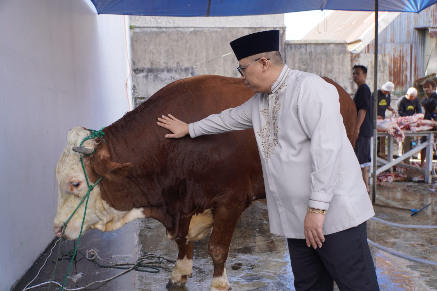 Wako Hendri Arnis Serahkan Sapi Kurban Bantuan Kemasyarakatan Presiden di Masjid Muhammad Noer