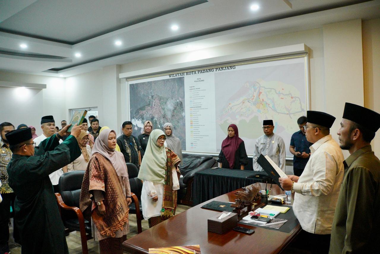 Lantik Kepsek SMPN 4 dan SDN 3 PPB, Wako Hendri Arnis Tekankan Pentingnya Pembinaan Karakter Anak
