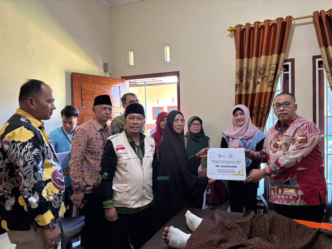 Wako Hendri Arnis Besuk Kasimin, Salurkan Bantuan Rp35 Juta untuk Pemulihan Pascakebakaran