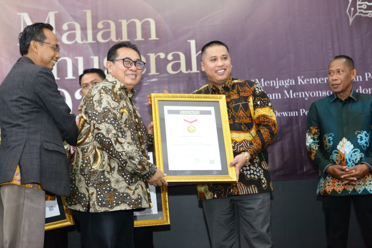 Wako Hendri Arnis Raih Anugerah Sahabat Pers Indonesia dari SMSI