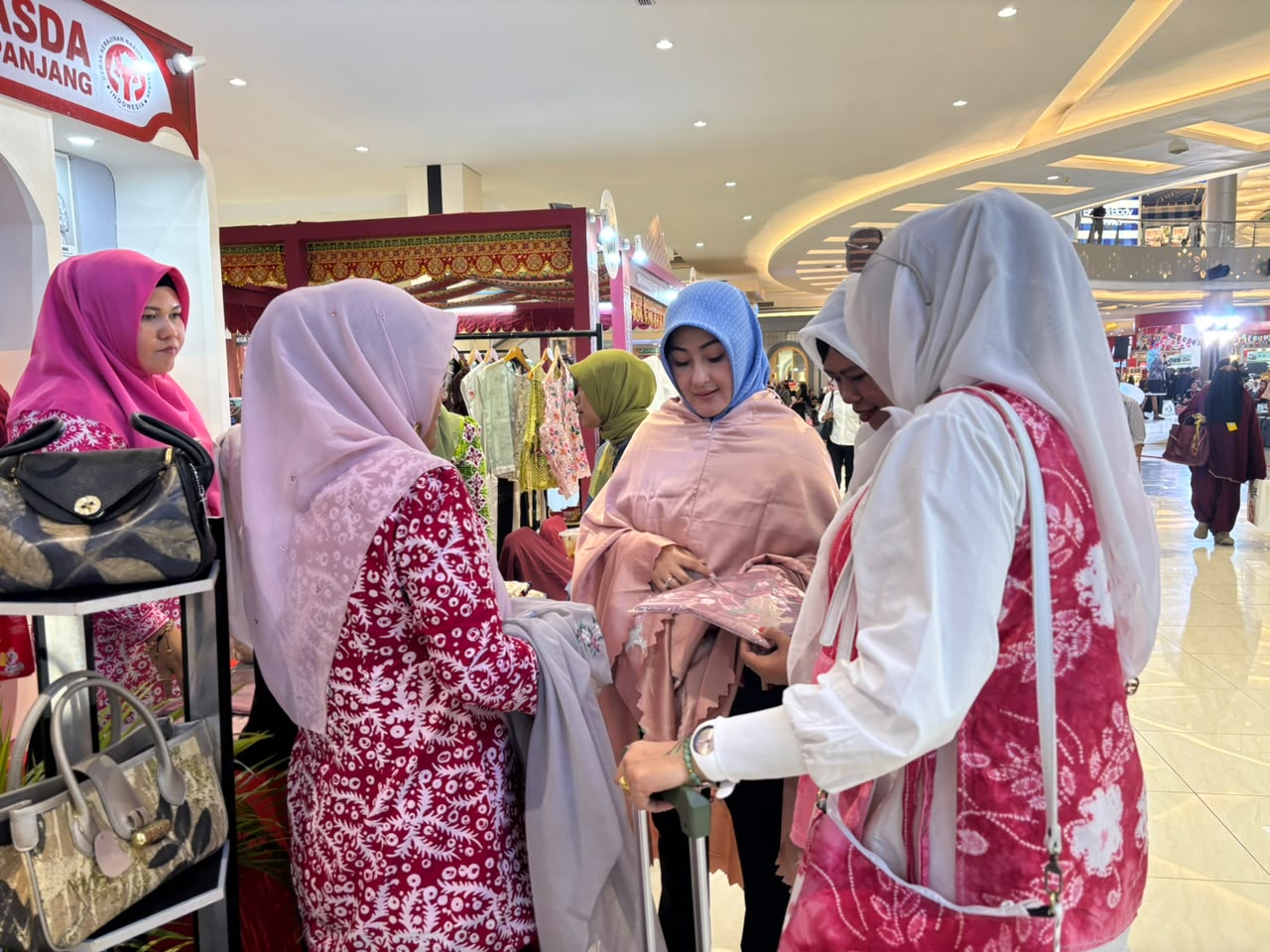 Stand Dekranasda Padang Panjang Diserbu Pengunjung di Pameran HUT Dekranas dan HKG PKK Nasional