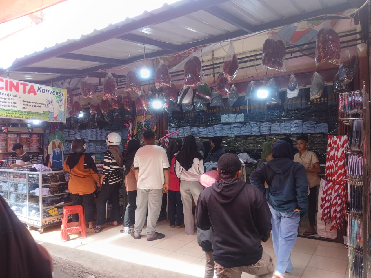 Jelang Tahun Ajaran Baru, Toko Perlengkapan Sekolah di Pasar Pusat Dipadati Pembeli