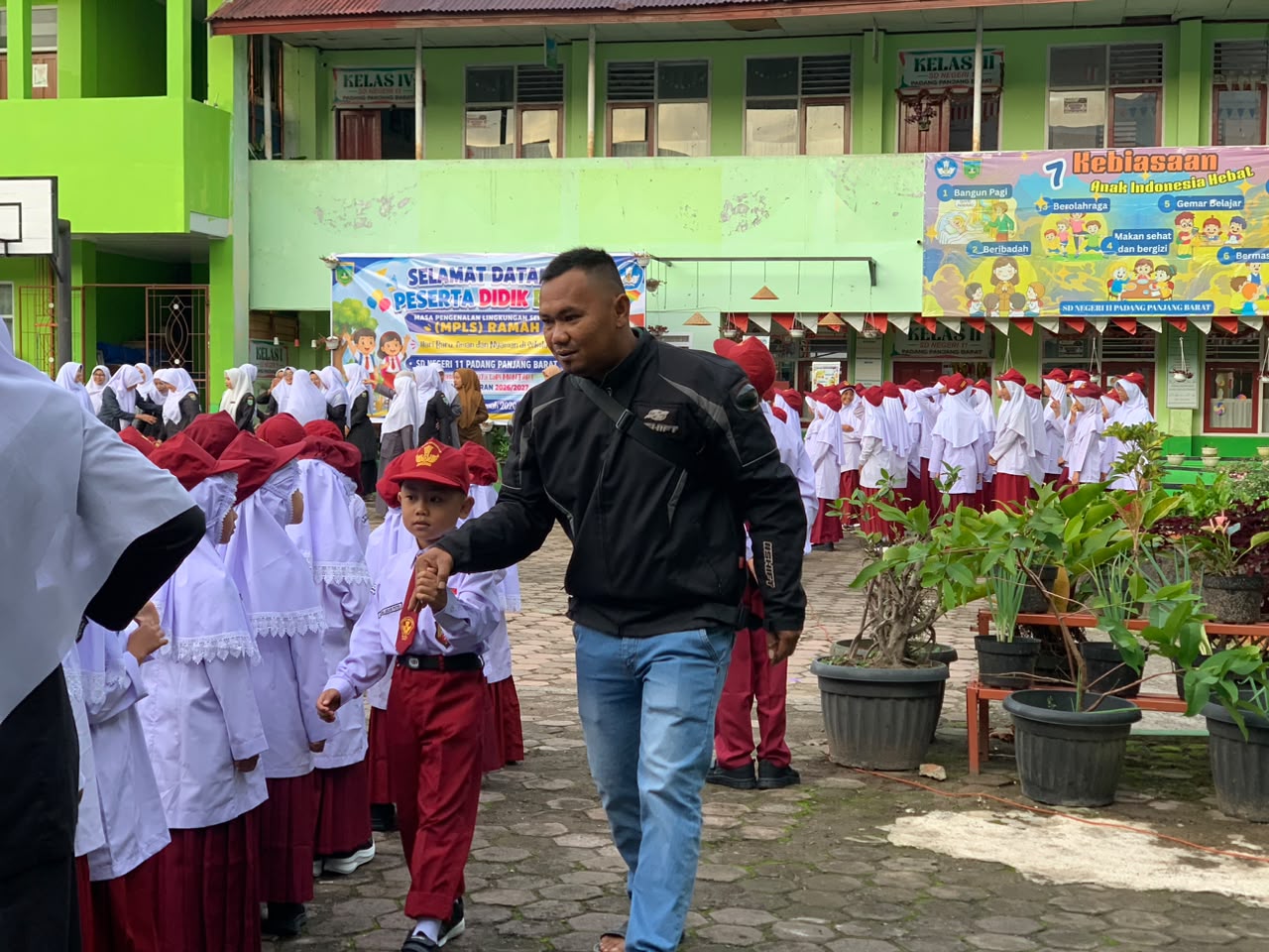 Hari Pertama Sekolah, Gerakan Ayah Mengantar Anak Warnai Suasana di Padang Panjang