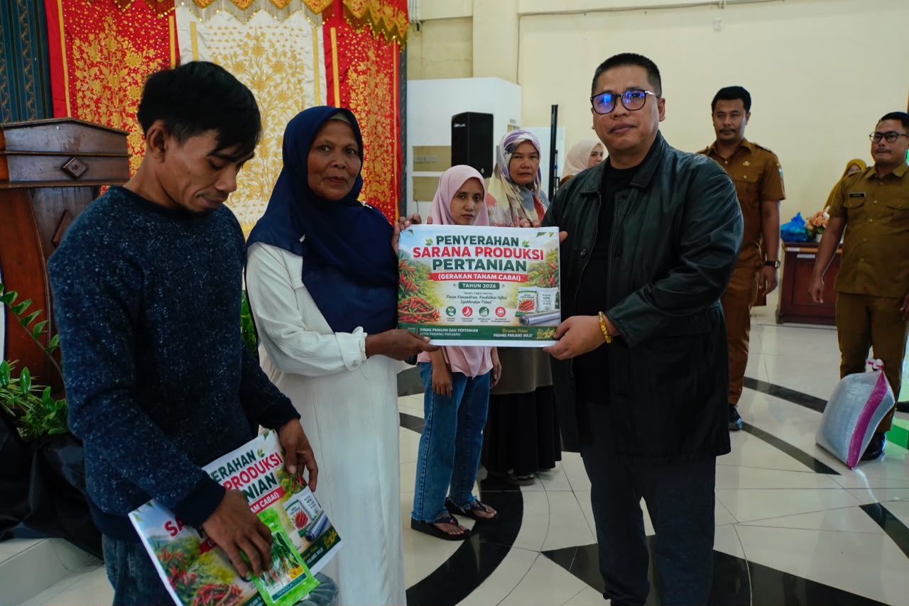 Wako Hendri Arnis Serahkan Bantuan Sarana Produksi Pertanian, Dorong Petani Tanam Cabai Tekan Inflasi