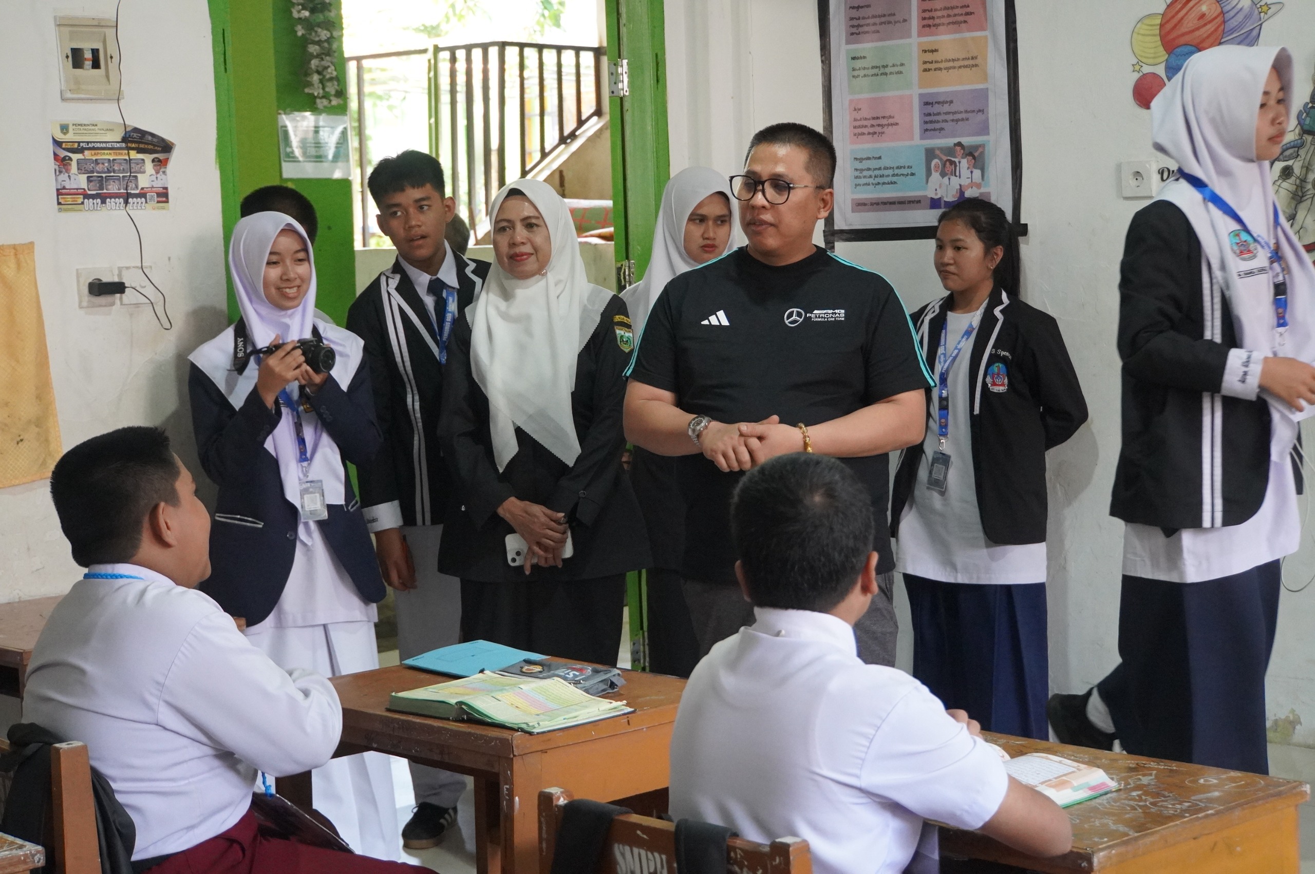 Tinjau HPS dan MPLS, Wako Hendri Arnis Ajak Siswa Bangun Karakter Sejak Hari Pertama Sekolah