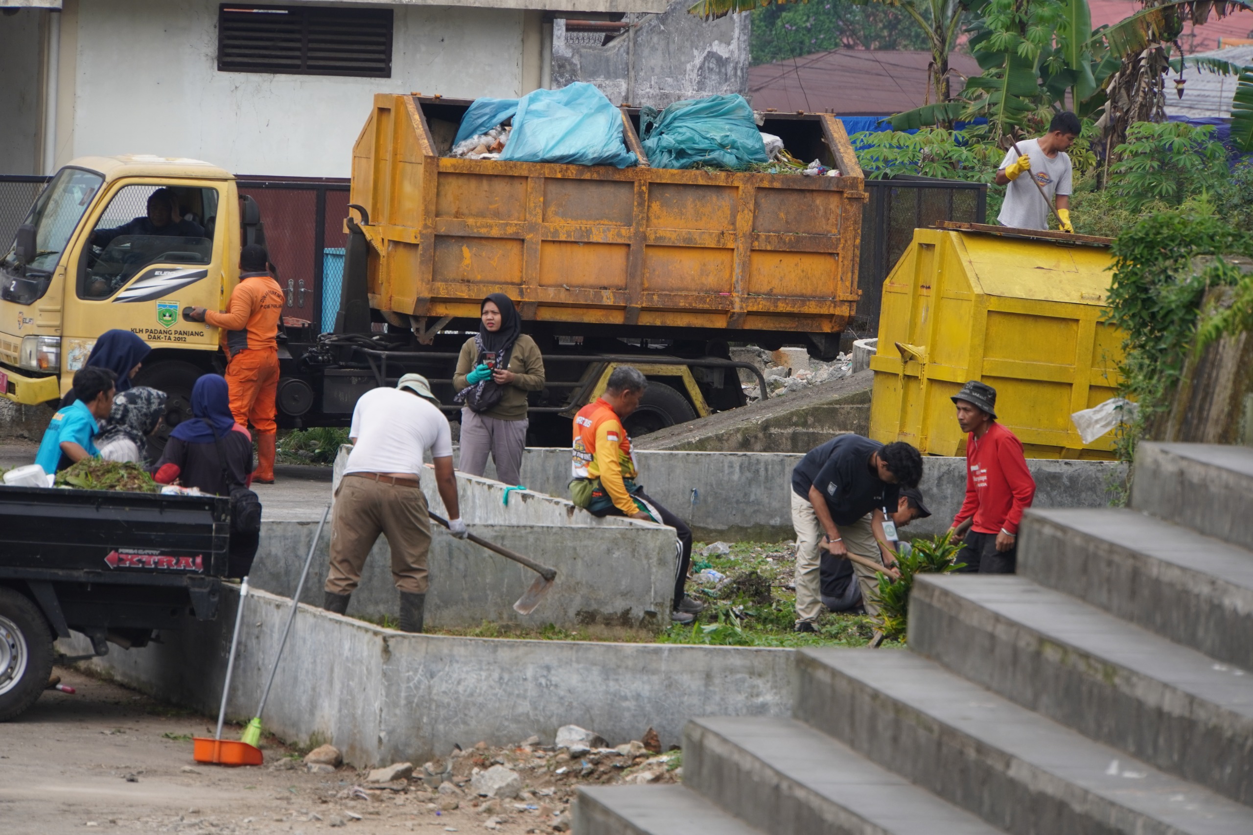 Komitmen Bangun Kota Bersih, Pemko Bersama LPLH Goro Bersihkan Pasar Pusat
