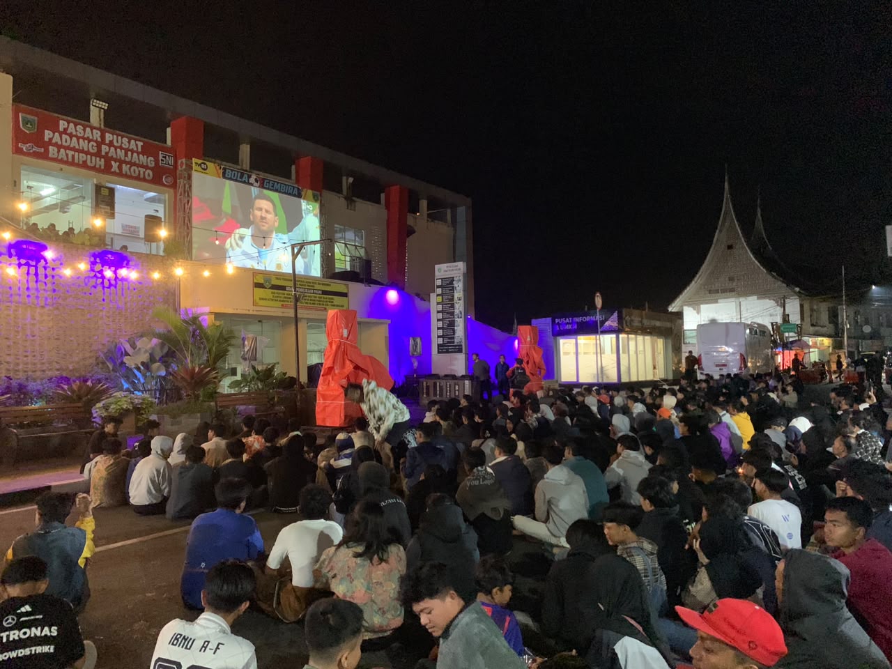 Warga Tumpah Ruah Nobar Final Piala Dunia 2026 di Pasar Pusat Padang Panjang