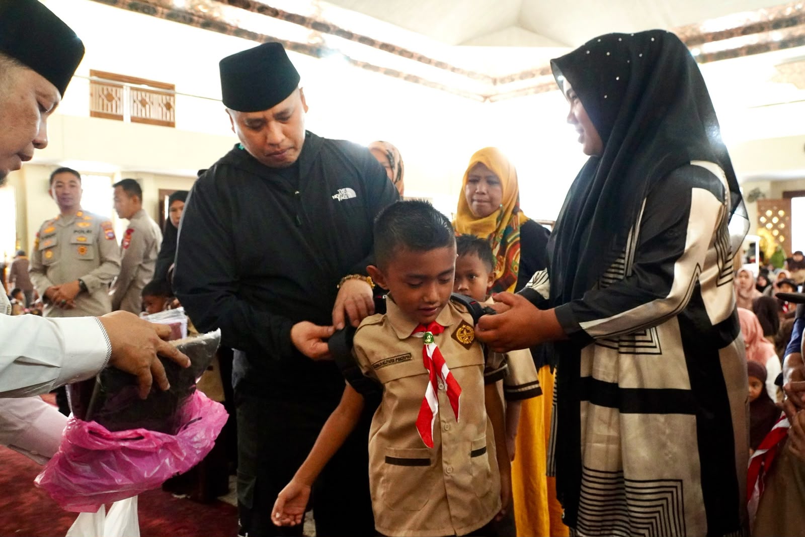 Wako Hendri Arnis Serahkan 597 Paket Seragam Gratis Program Baznas, Ajak Siswa Rajin Belajar