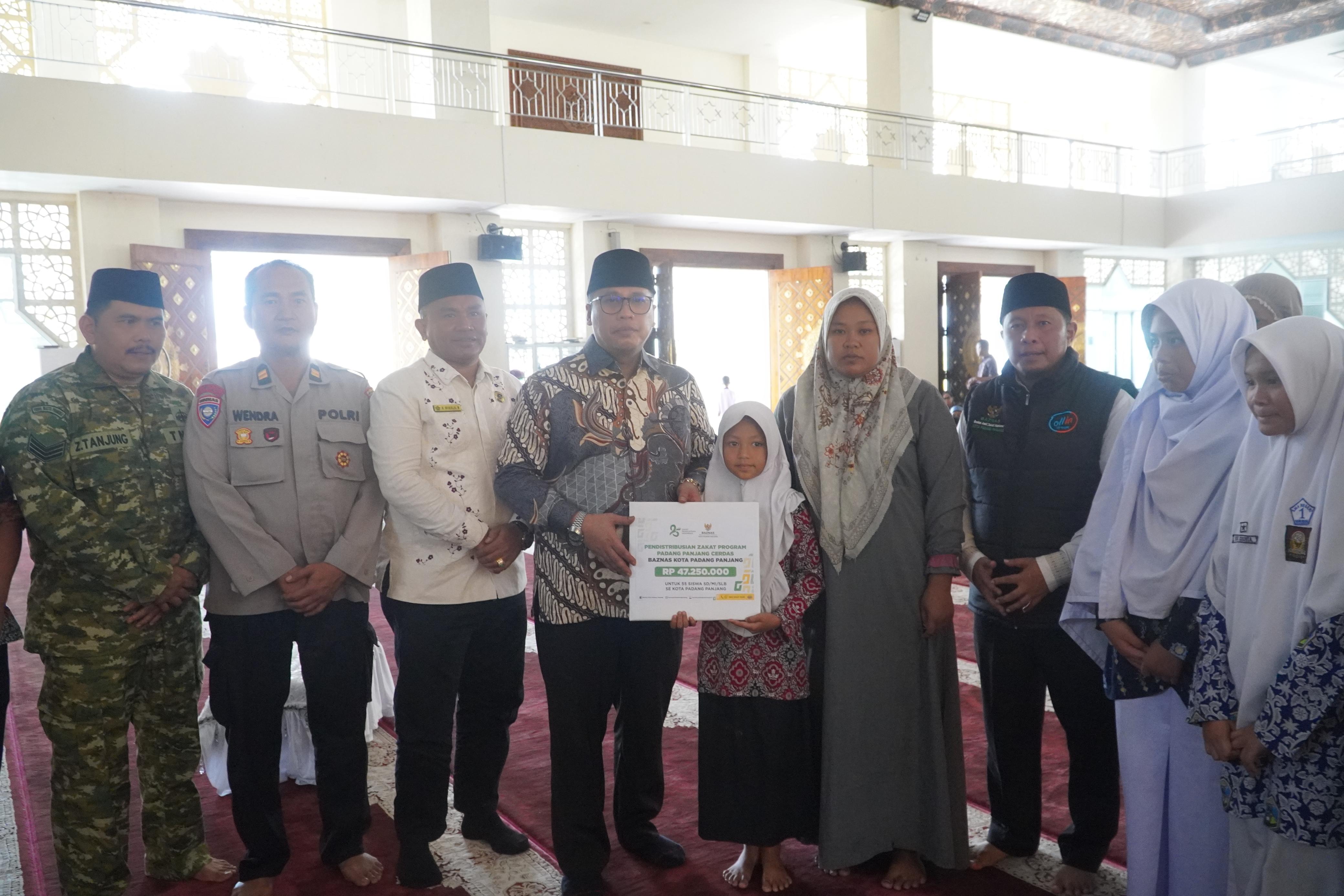 Wako Hendri Arnis Serahkan Zakat Program Padang Panjang Cerdas Baznas kepada 234 Mustahik