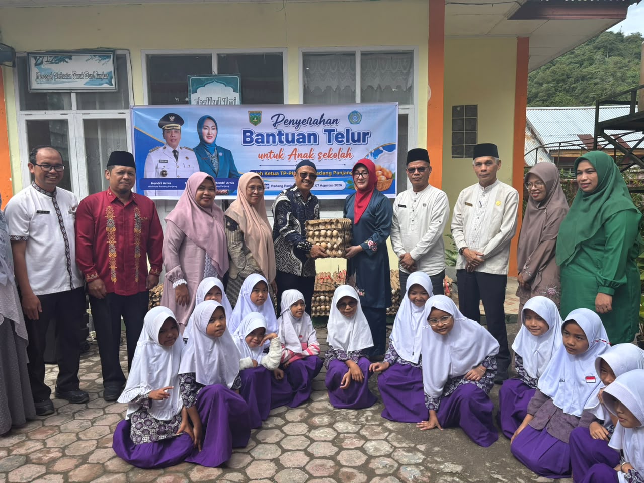 Dukung Gizi Anak, TP-PKK Padang Panjang Bagikan 900 Butir Telur ke Sekolah