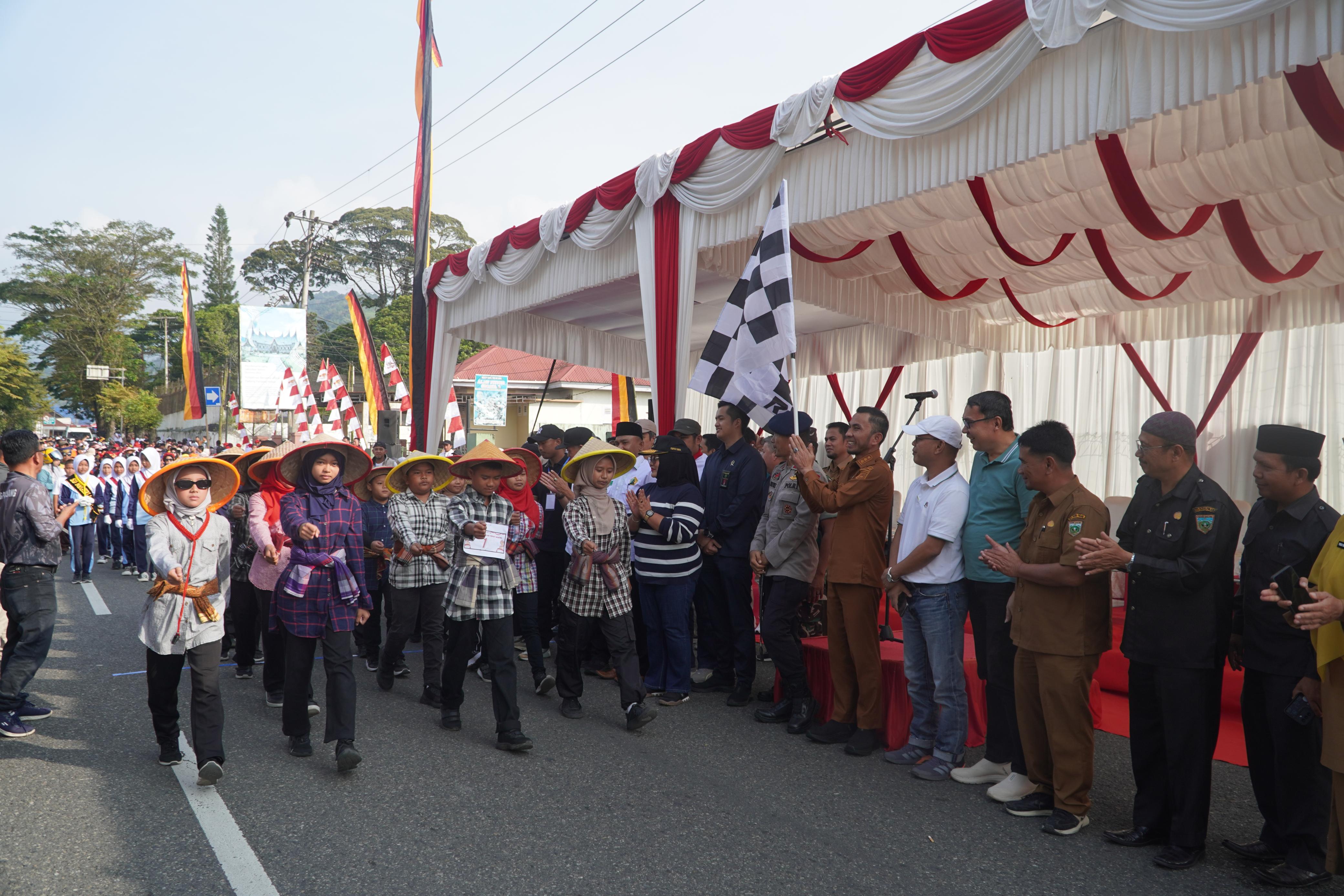 Semarak HUT RI, Ratusan Pelajar Unjuk Kekompakan di Gerak Jalan Tepat Waktu