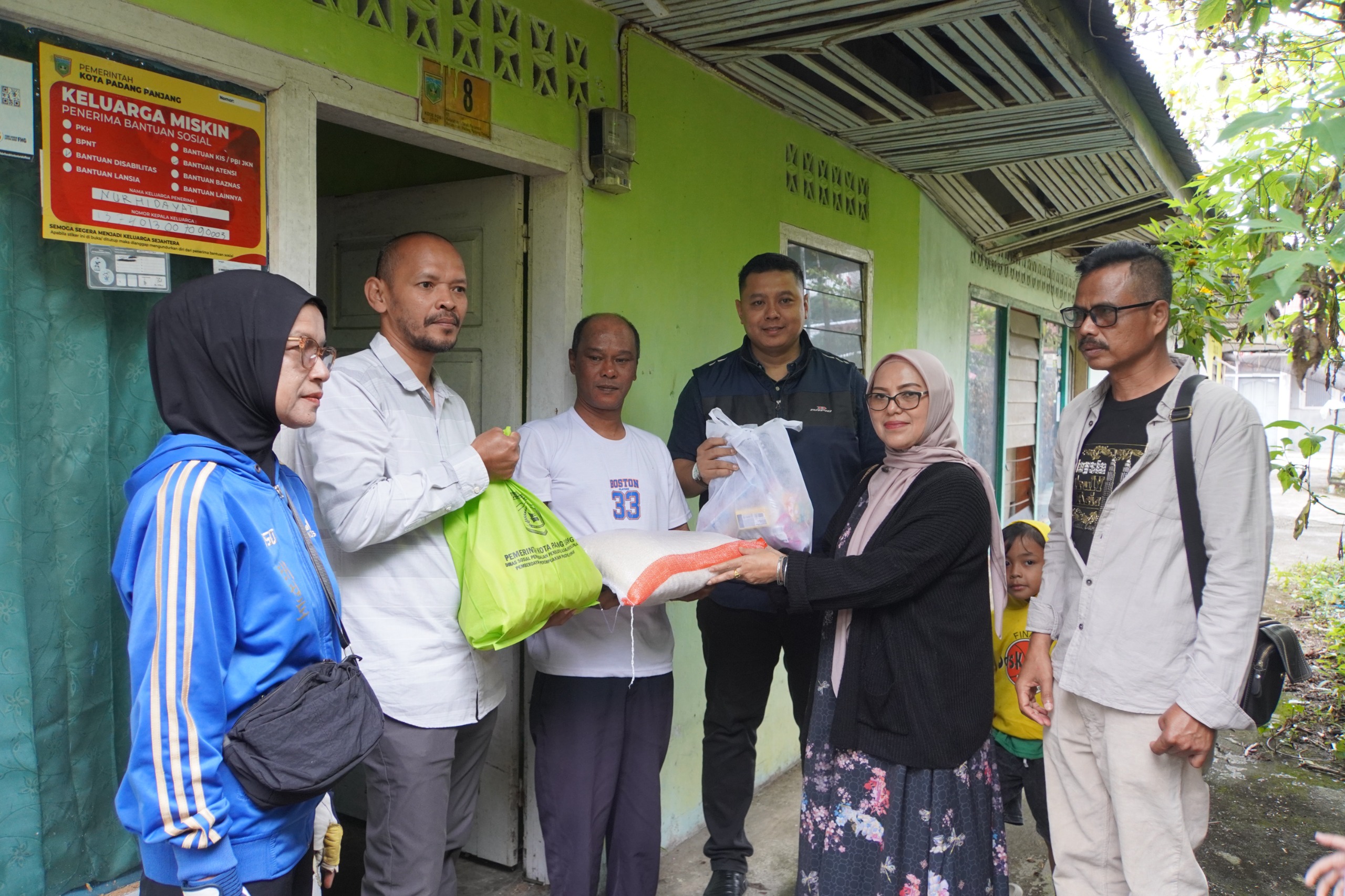 Pemko Salurkan Bantuan Permakanan dan Sandang kepada 219 KPM