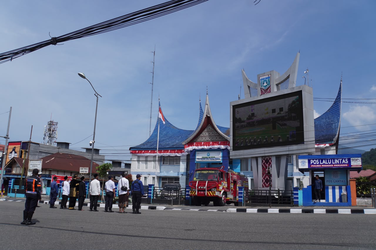 Mendadak Hening di Simpang PDAM, Warga Ikuti Detik-Detik Proklamasi dari Videotron