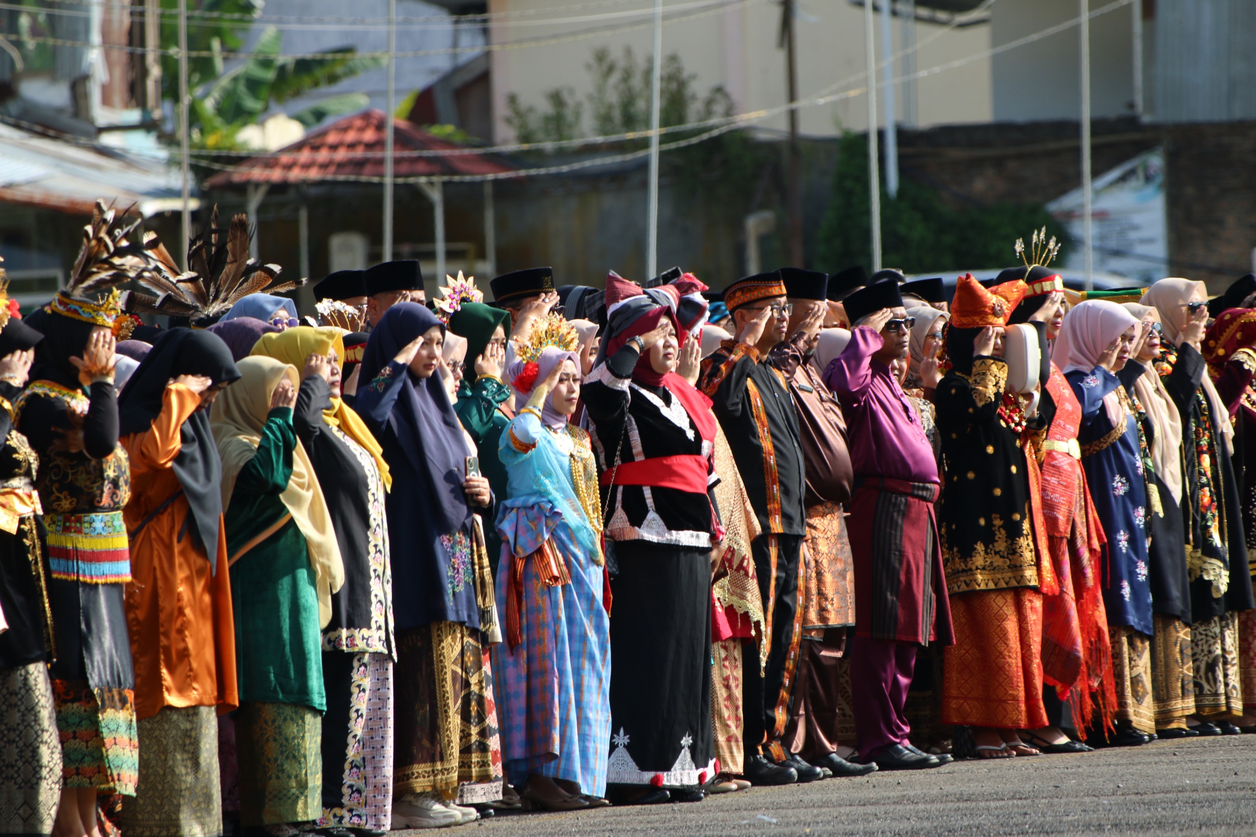 Semarak Baju Adat Hiasi Upacara HUT ke-81 RI di Padang Panjang