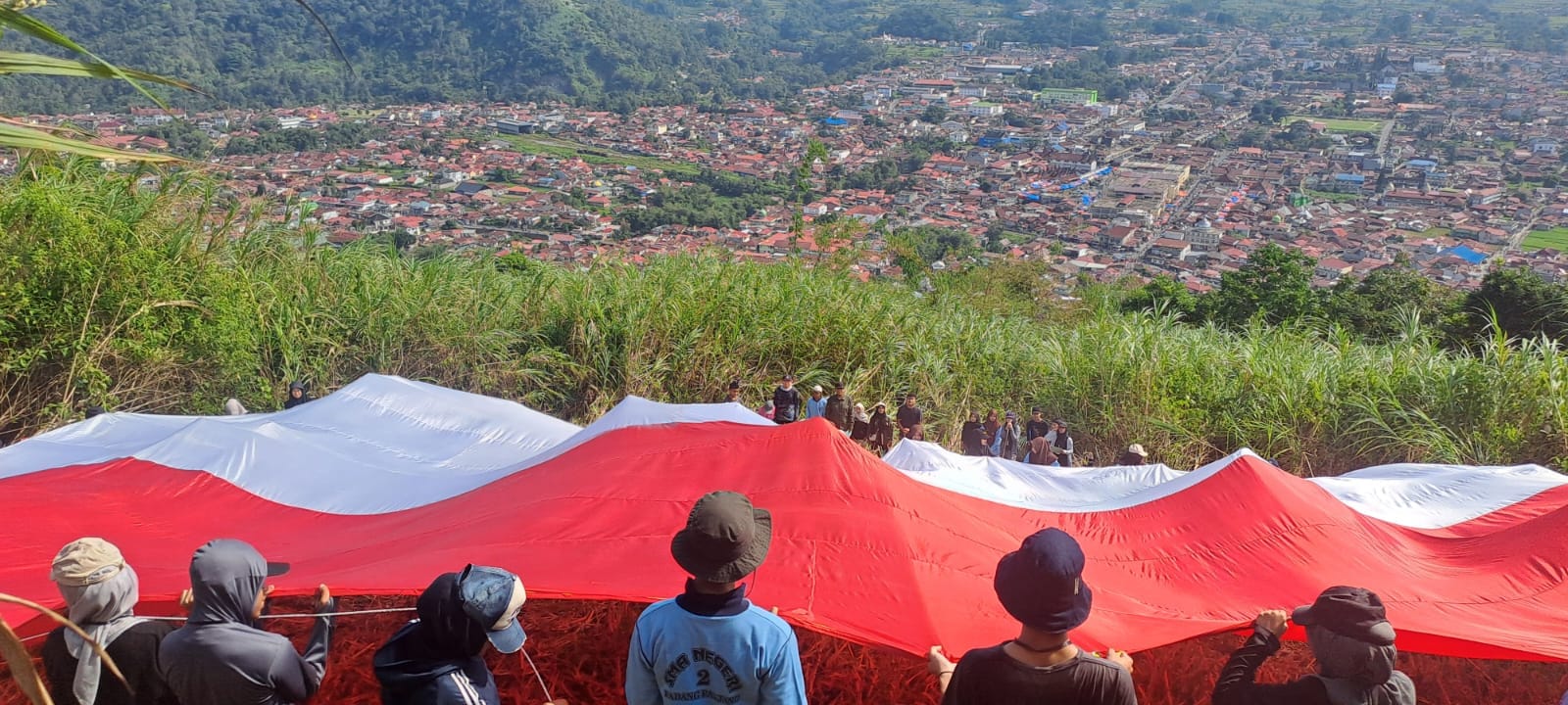 Merah Putih Raksasa Kembali Dikibarkan Sispala Boostra di Puncak Bukit Tui untuk ke-10 Kalinya