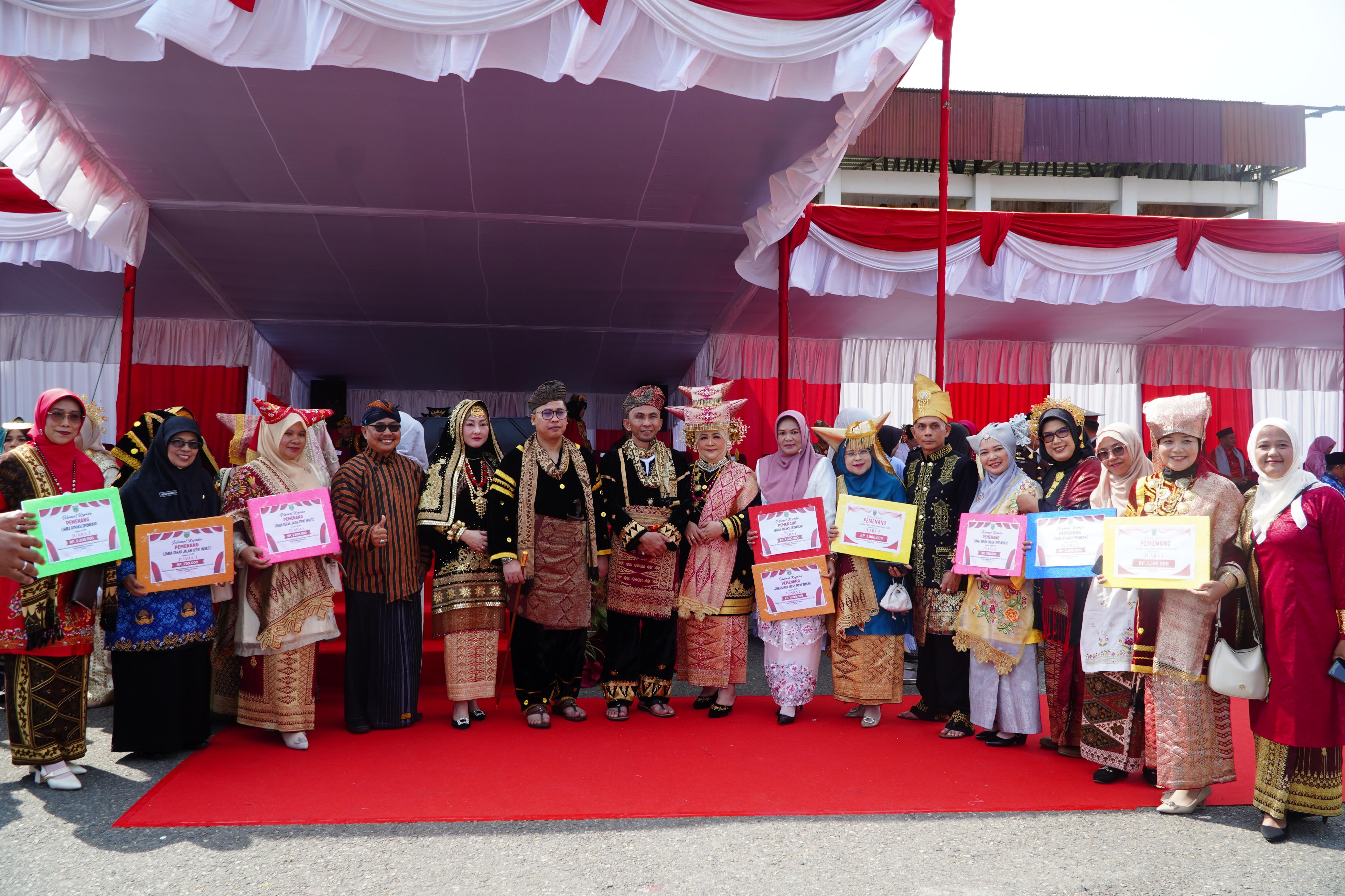 Usai Upacara HUT RI, Wako Hendri Arnis Serahkan Satyalancana dan Beragam Bantuan