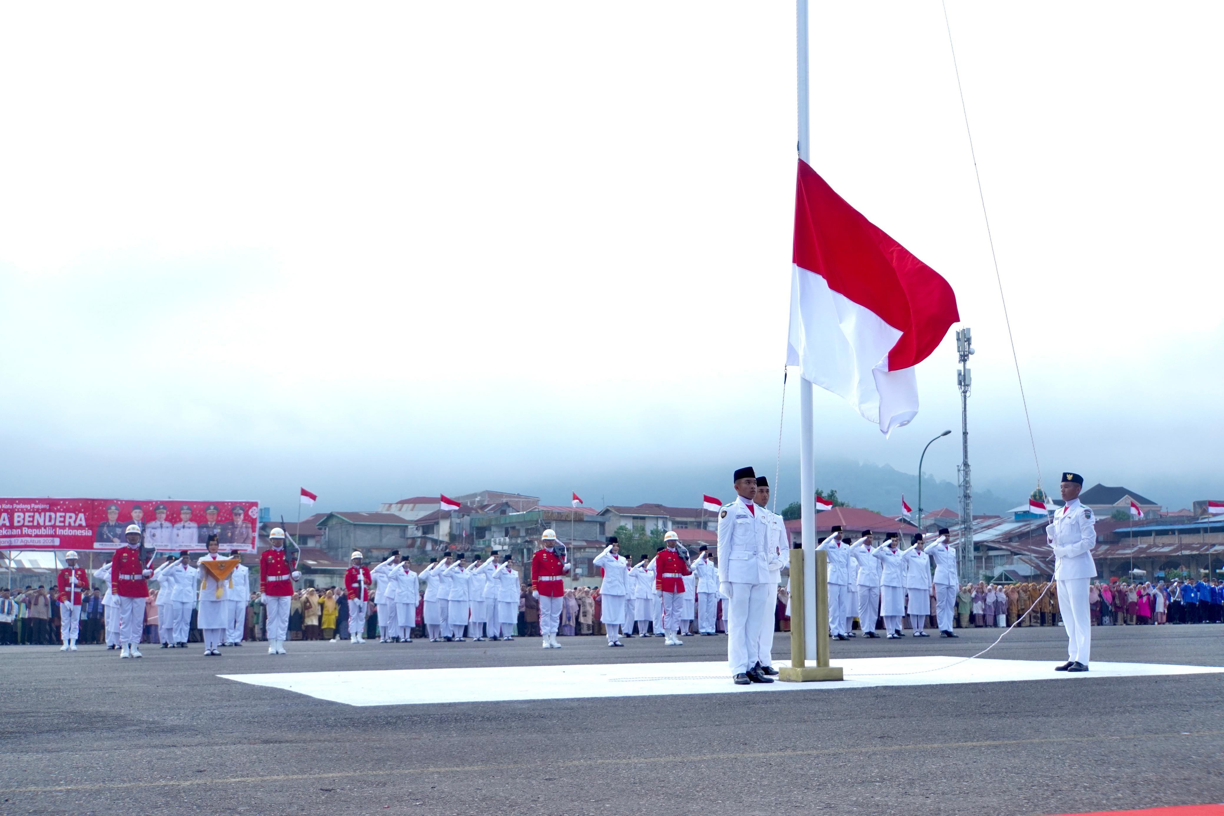 Usai Dikibarkan, Sang Merah Putih Diturunkan dengan Penuh Penghormatan