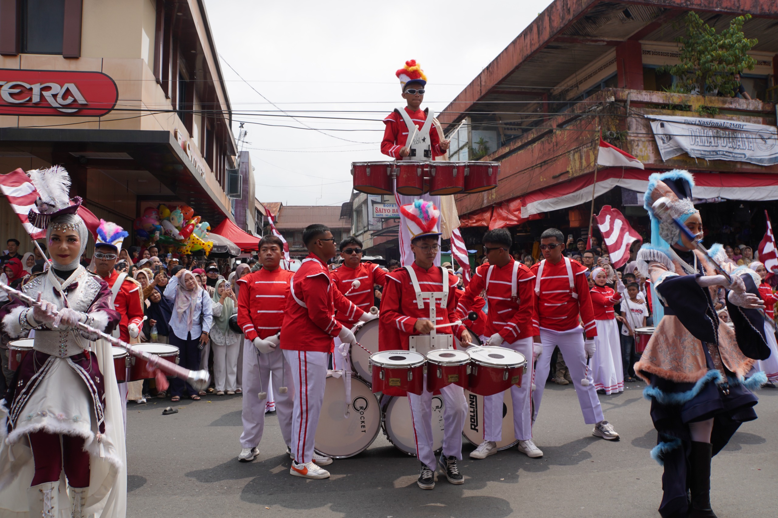65 Drumband Meriahkan Pawai Alegoris HUT RI di Padang Panjang