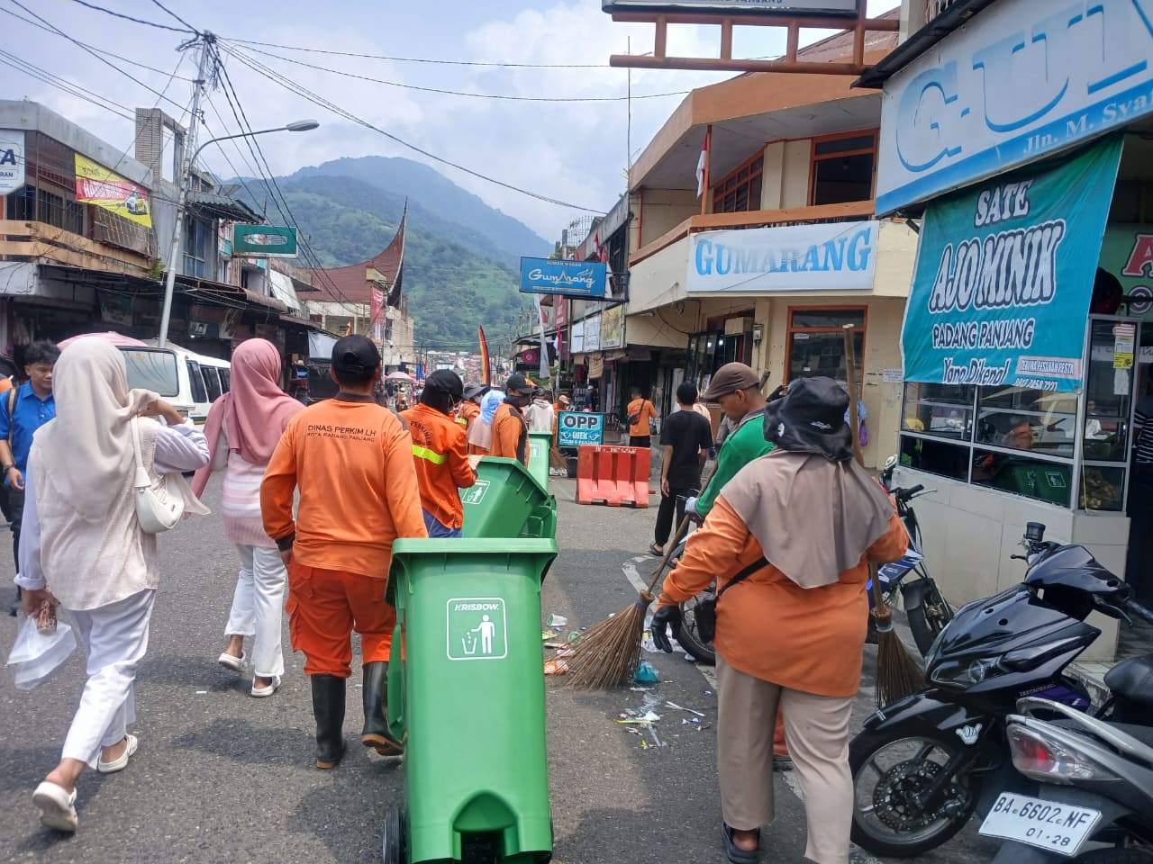 Pawai Usai, Petugas Kebersihan Langsung Bersihkan Sampah di Sepanjang Jalur
