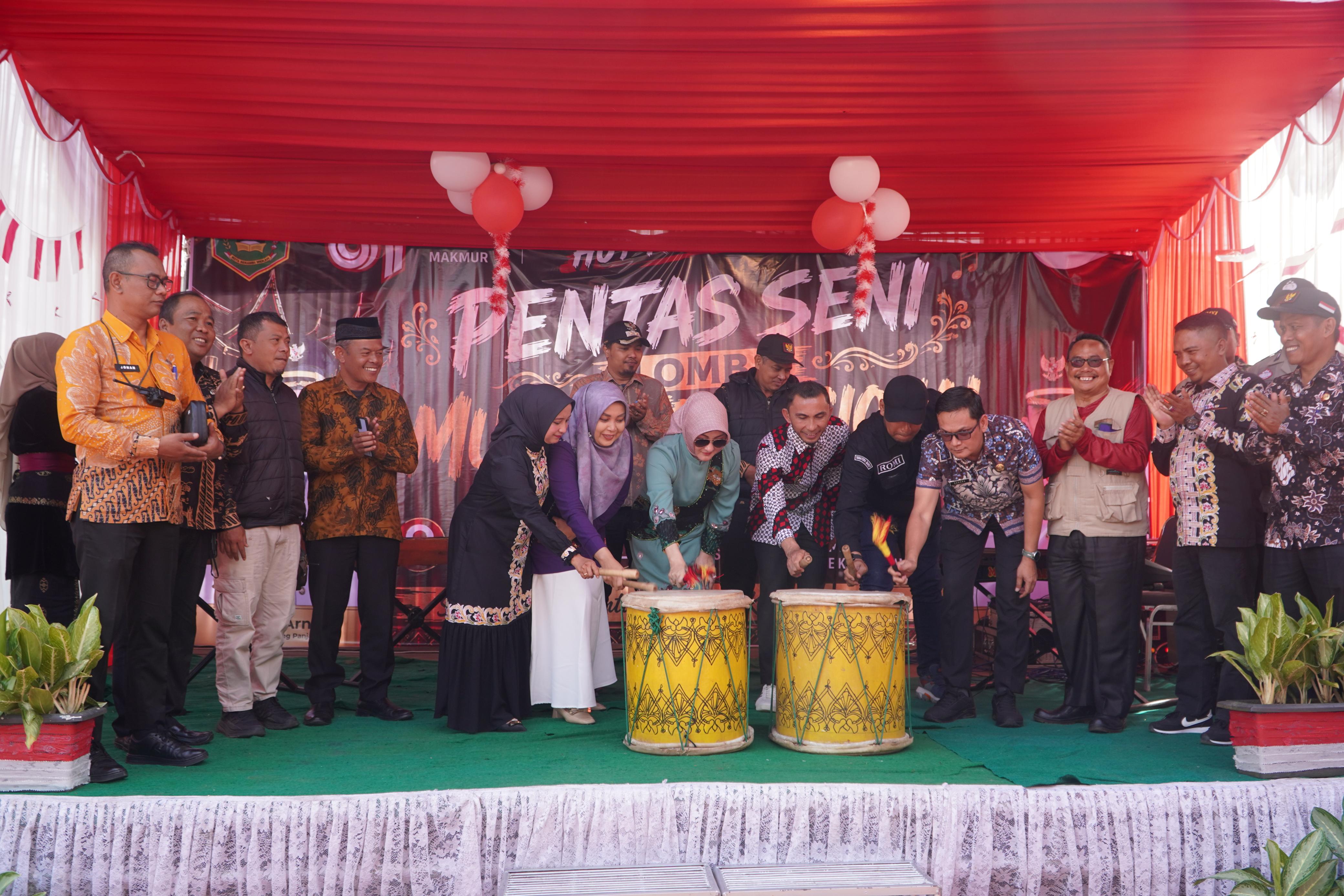 Pelajar Padang Panjang Hidupkan Musik Tradisional di Pentas Seni Pasar Baru