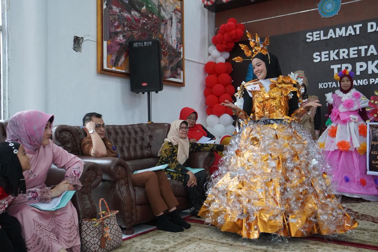 Lomba Unik TP PKK Meriahkan HUT RI, Ada Fashion Show Barang Bekas hingga Lomba Menangis