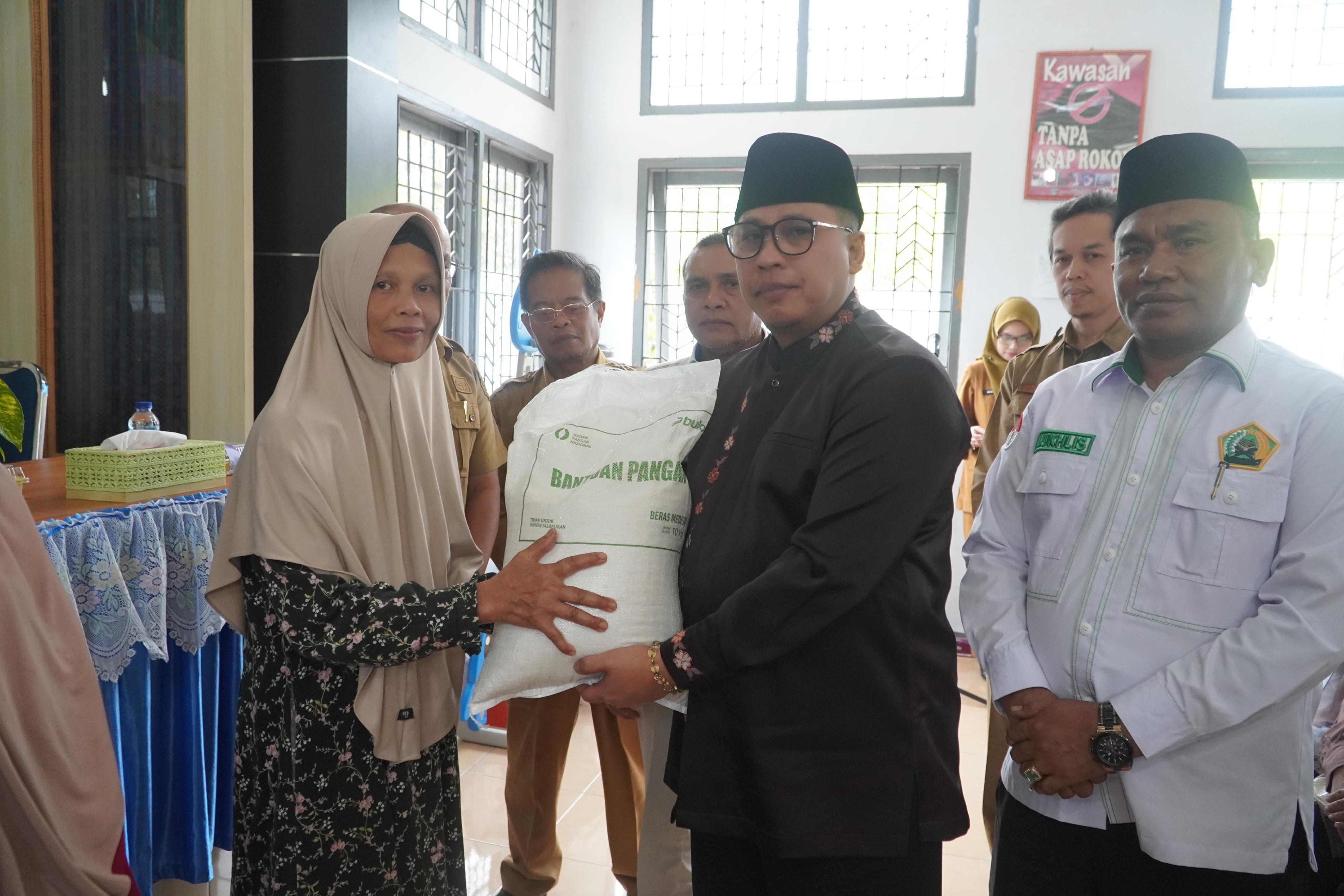 Bantuan Beras Disalurkan, Wako Hendri Arnis Berharap Warga Beranjak dari Kemiskinan