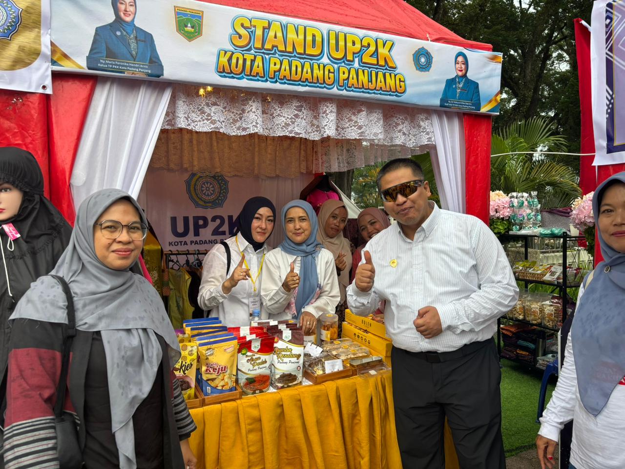 Wako Hendri Borong Produk UP2K Padang Panjang, Ajak Pengunjung Jambore Berbelanja