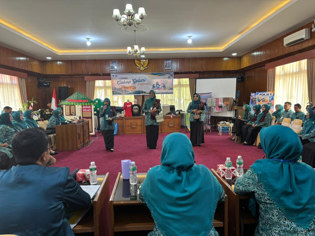 Tiga Lomba dalam Sehari, Kontingen PKK Padang Panjang Tampil Percaya Diri di Jambore Sumbar