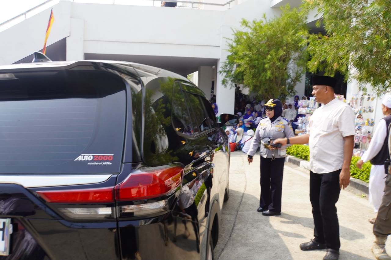 Kendaraan Jemaah BKMT se-Sumbar Membludak, Dishub Lakukan Penaataan Parkir di Islamic Centre