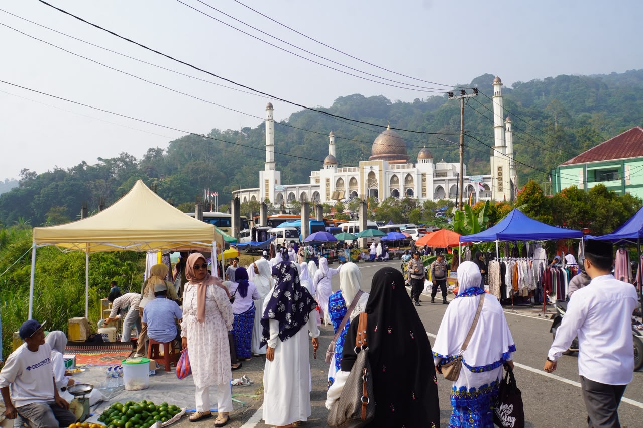 Jemaah BKMT Padati Islamic Centre, Pedagang UMKM Raup Rezeki dari Keramaian
