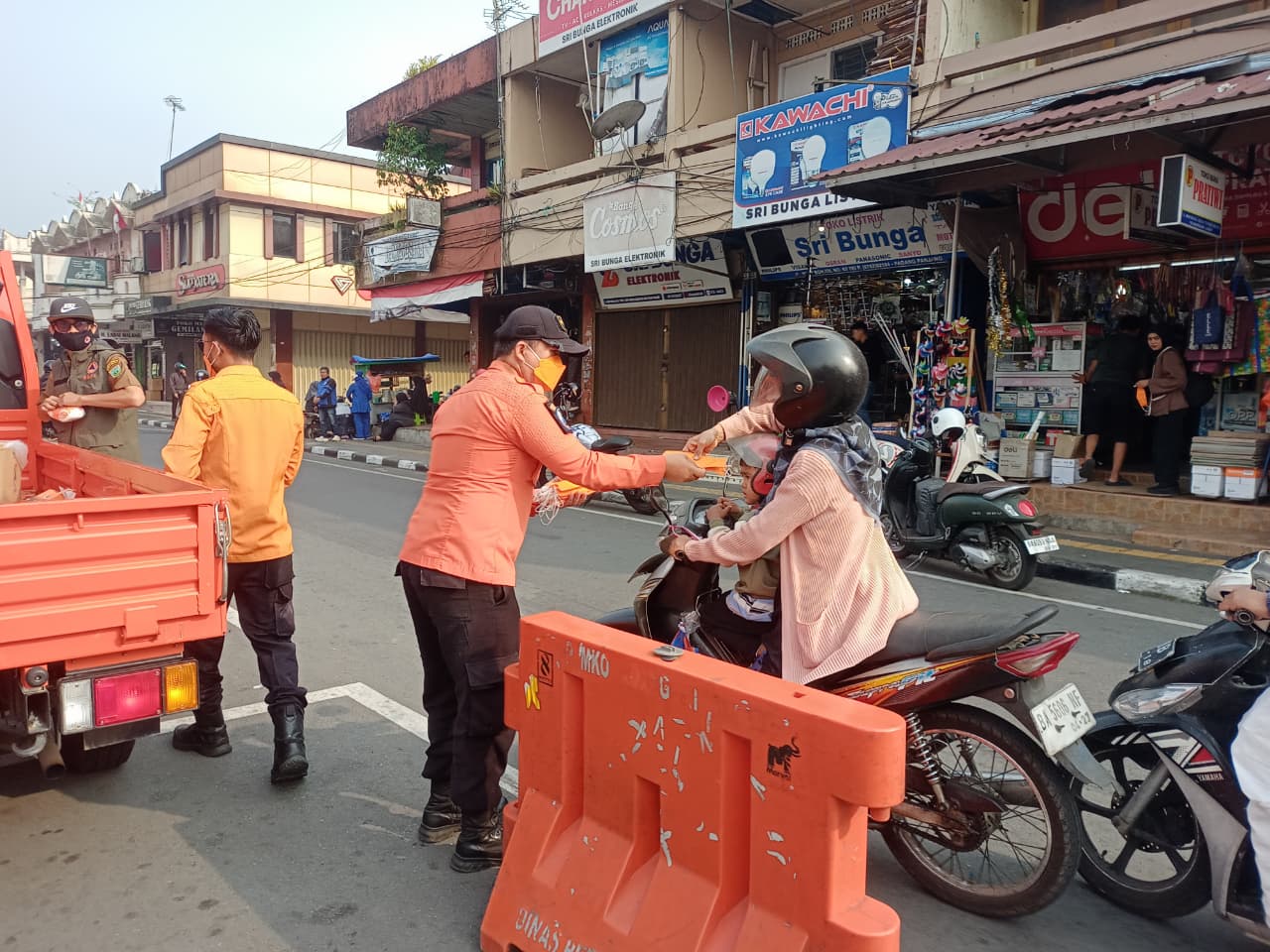 Kualitas Udara Padang Panjang Menurun Akibat Karhutla, BPBD Kesbangpol Bagikan Masker
