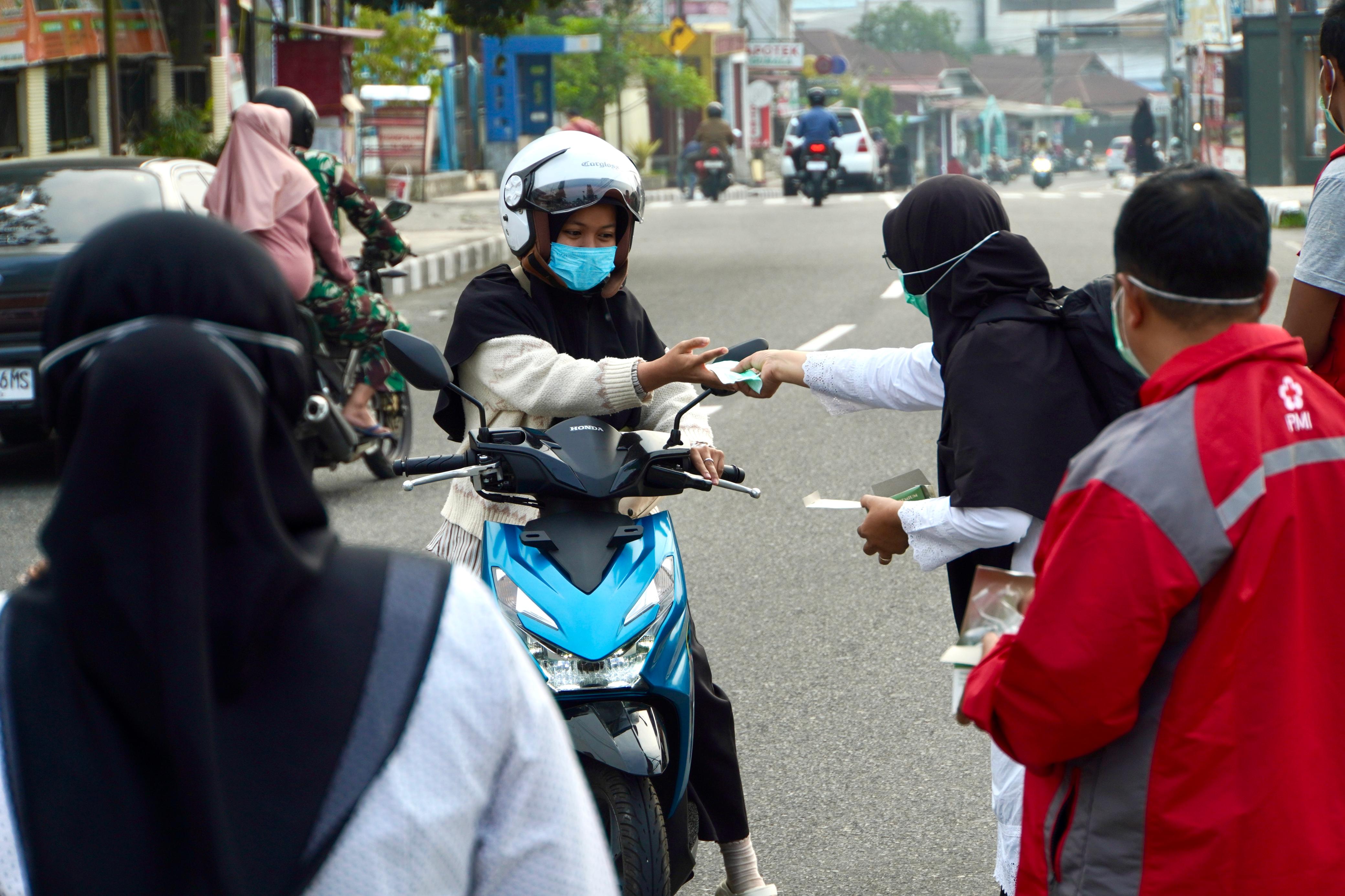 Dukung Kesehatan Masyarakat di Tengah Dampak Karhutla, Dinkes dan PMI Bagikan Masker Gratis
