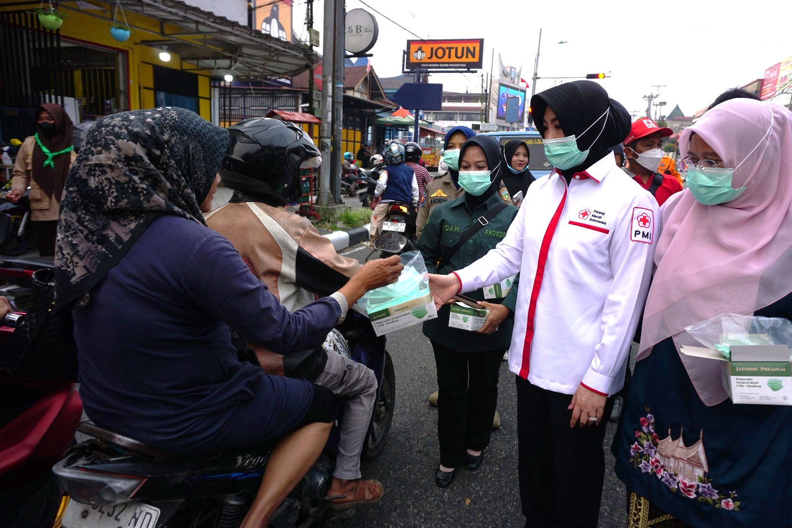 Lindungi Warga dari Paparan Asap, PMI Bersama BPBD dan Dinkes Bagikan Masker