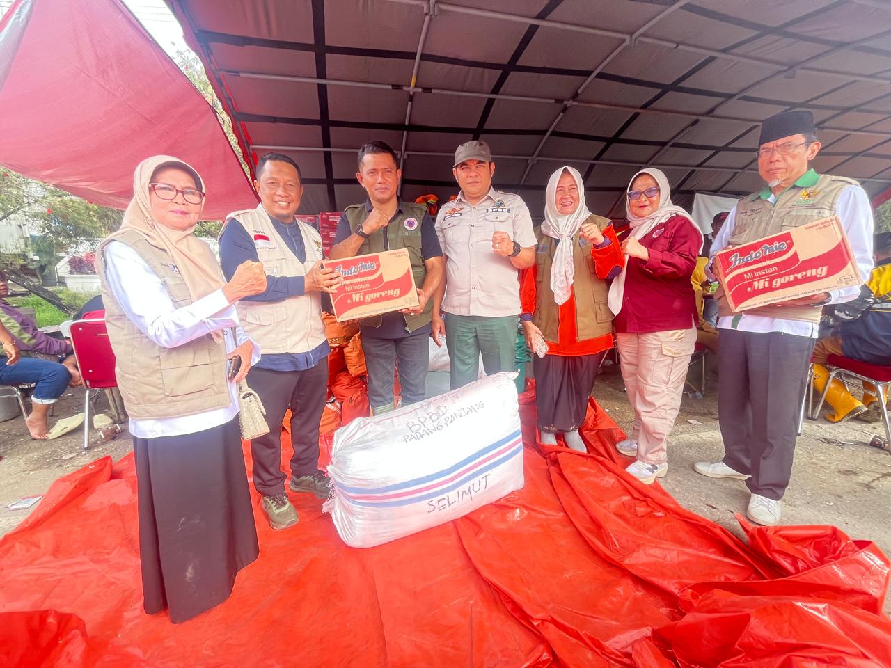 Pemko Serahkan Sarana Produksi Pertanian untuk 106 Petani Terdampak Bencana
