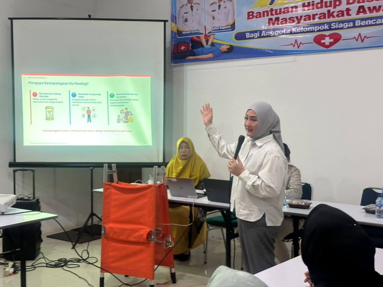 Perkuat Kesiapsiagaan Bencana, Ketua PMI Padang Panjang Bekali Anggota KSB dengan BHD