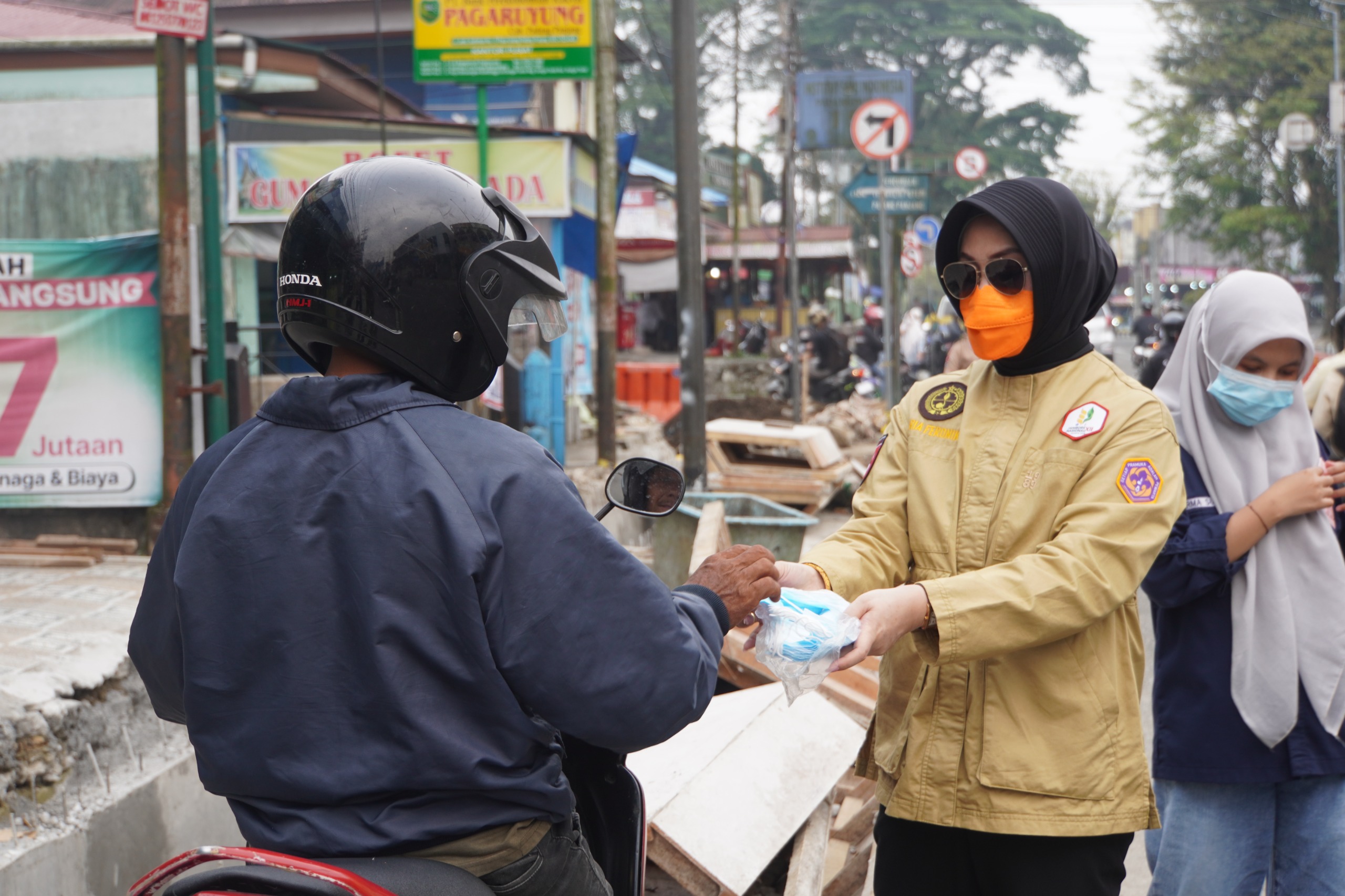 Pramuka Padang Panjang Bagikan Masker, Bantu Lindungi Warga dari Kabut Asap